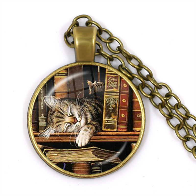 Hot Old Book Necklace Vintage  - Vintage Fashion Library avaliação e preço