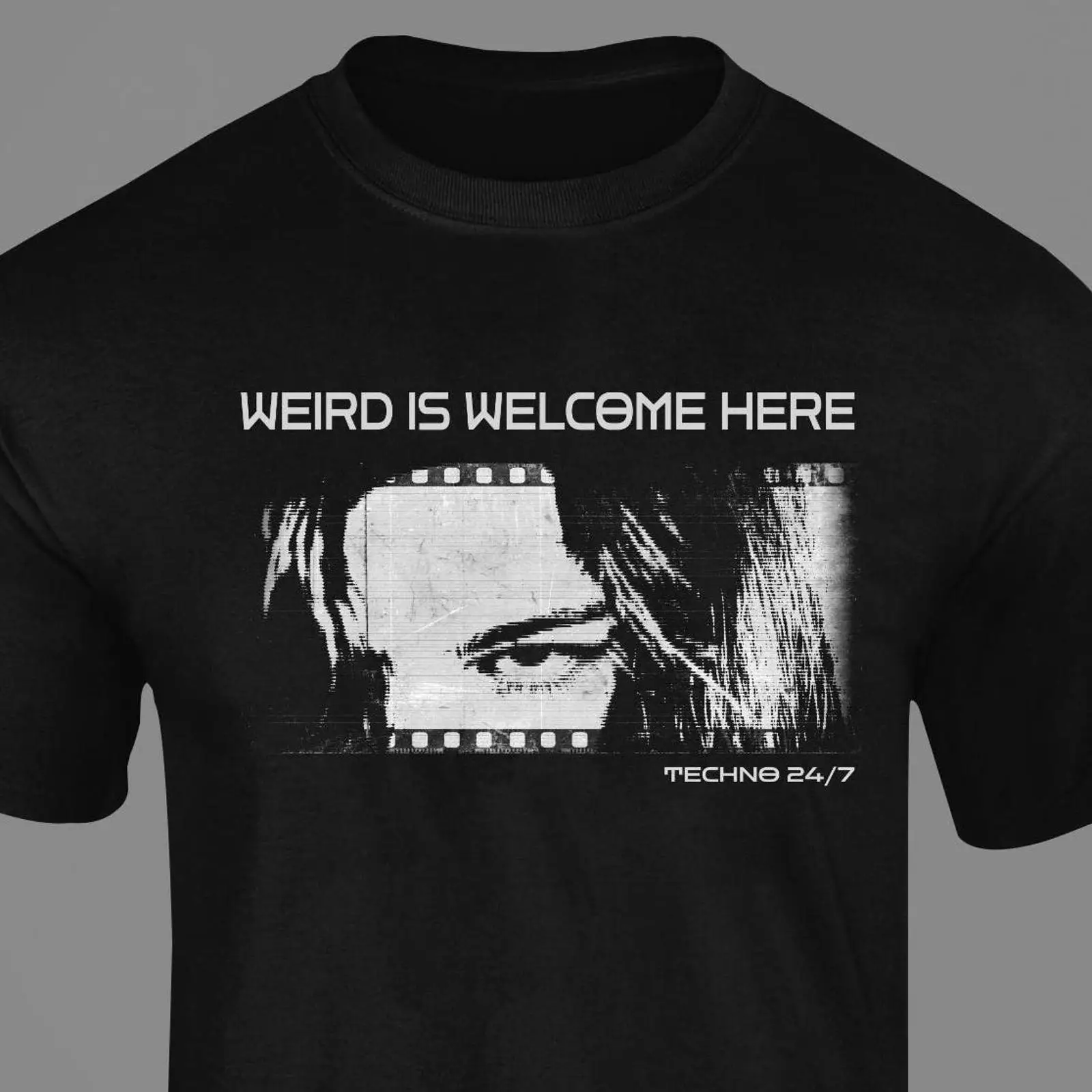 Weird is Welcome Here T Shirt  - Vintage Fashion Berlin avaliação e preço